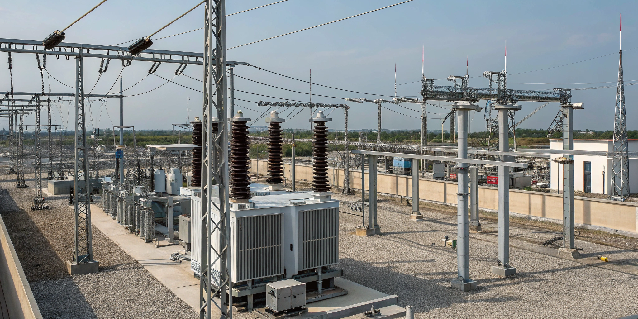 Использование трансформаторного масла в трансформаторе для эффективного охлаждения и изоляции