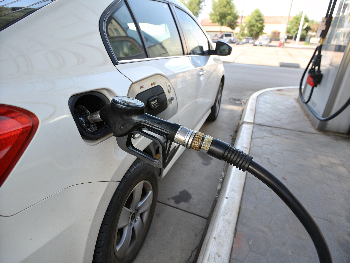 Топливо в Новоибирске от Технолоджи: бензин АИ-92, АИ-95, дизельное топливо для различных видов техники и транспорта.