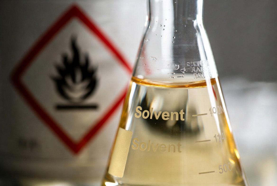 Применение растворителей: сольвент, уайт-спирит, керосин ТС-1, керосин КО-25 для очистки и обезжиривания поверхностей.