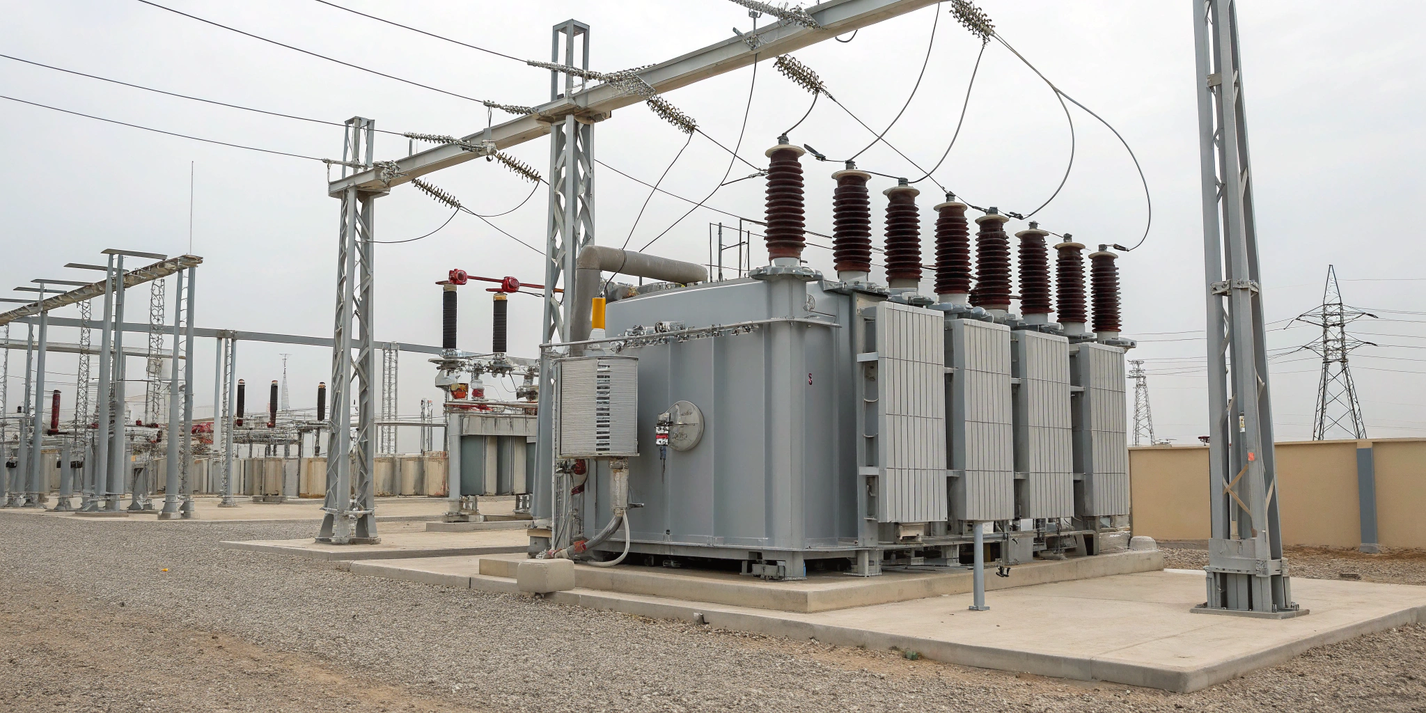 Трансформатор с трансформаторным маслом для охлаждения и изоляции Использование трансформаторного масла в трансформаторе для эффективного охлаждения и изоляции